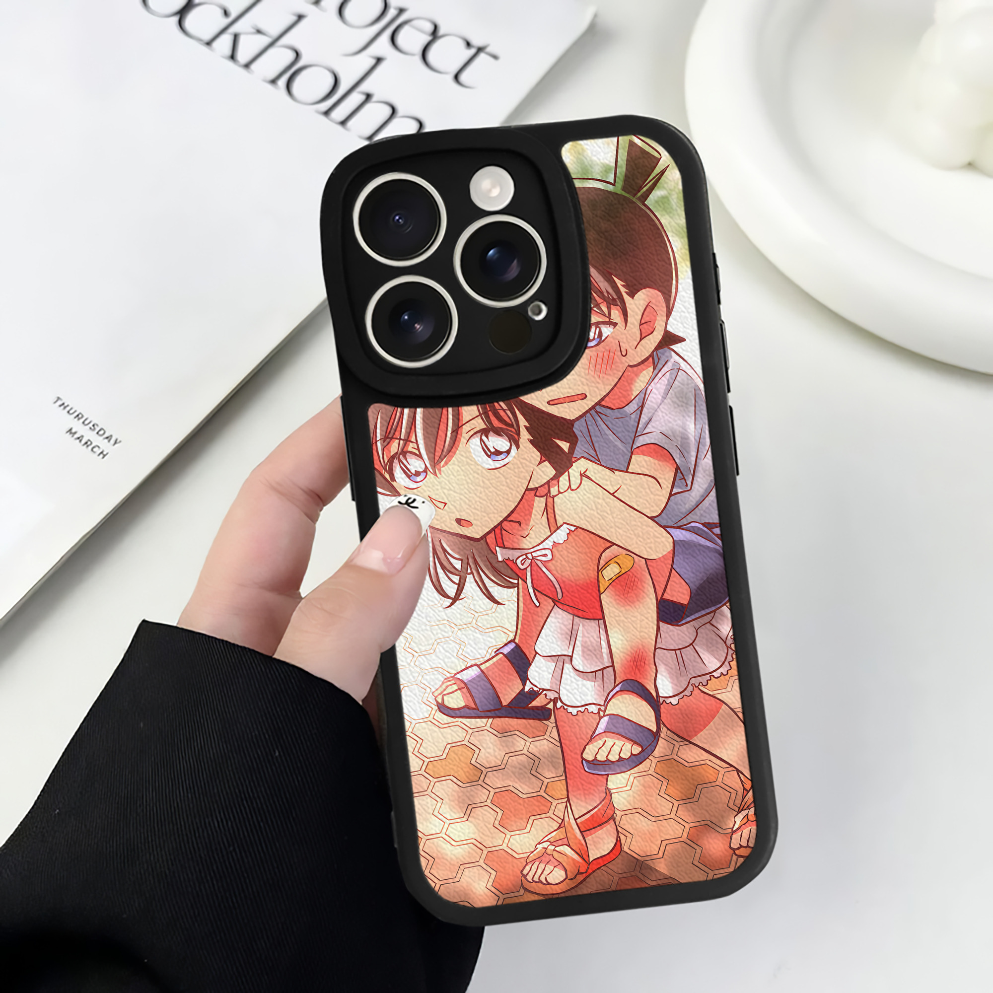 （画像用） 名探偵コナン Detective Conan 【iPhone 16シリーズ対応】シリコンスマホケース（レザー調） 材質：シリコン